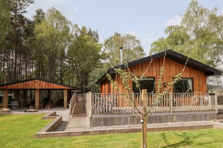 LOVAT HIGHLAND BOTHY, romantic, character holiday cottage in Beauly