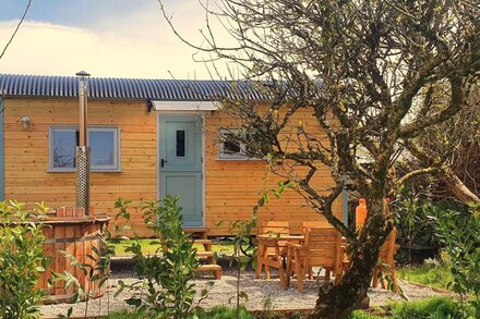 Exquisite Shepherd's HUT With HOT TUB - Between Moor and sea