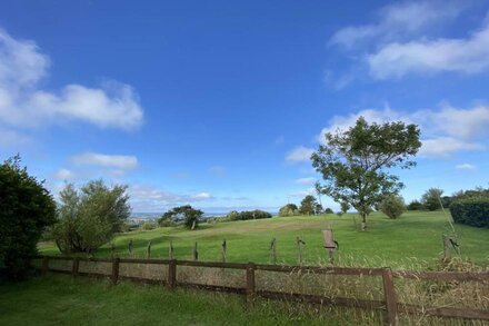 Barn Cottage, stunning Sea views in a cosy cottage in Bude, pet friendly