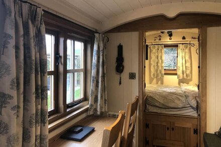 Luxury Shepherd's Hut with Stunning Views