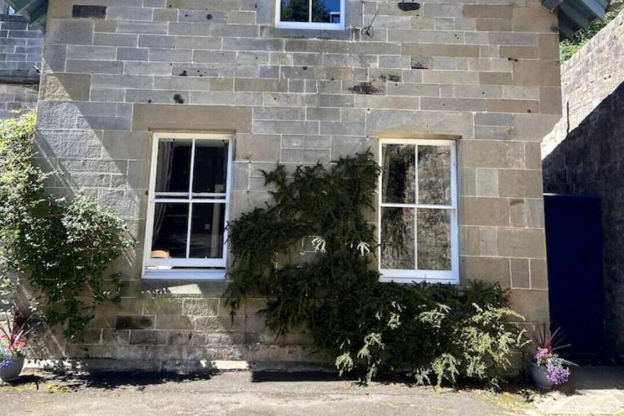 Fabulous 2 Bedroom House Just Outside Edinburgh