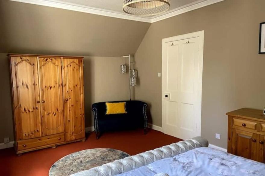 Fabulous 2 Bedroom House Just Outside Edinburgh
