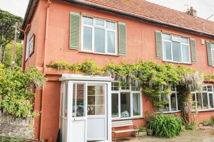 CAPTAIN'S LOOKOUT, pet friendly, with a garden in Stoke Fleming