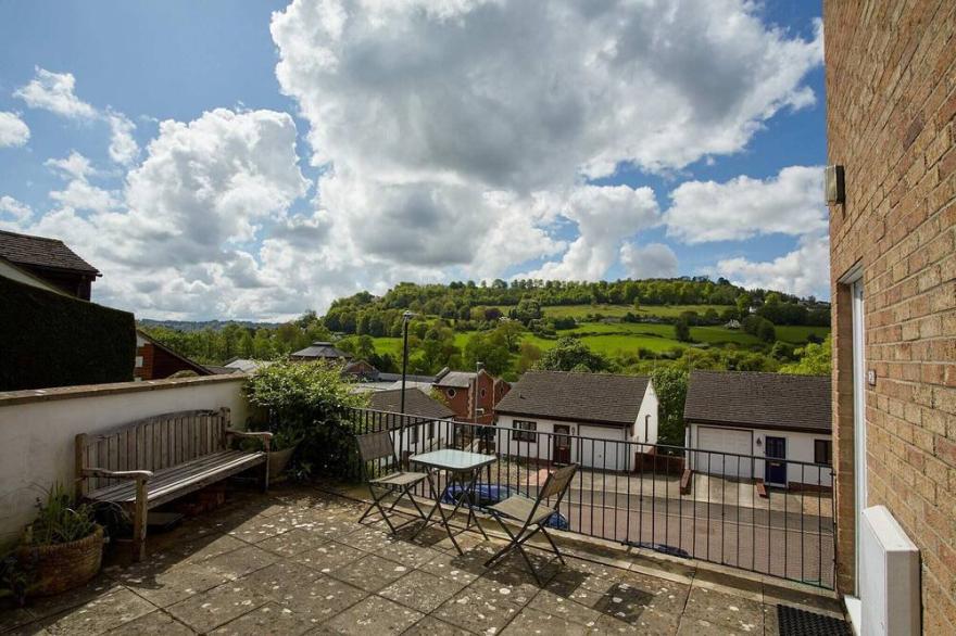Stylish Apartment W/ Private Parking, Stroud