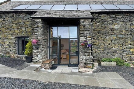 MEADOW SYKE BARN, pet friendly, with hot tub in Bampton, Cumbria