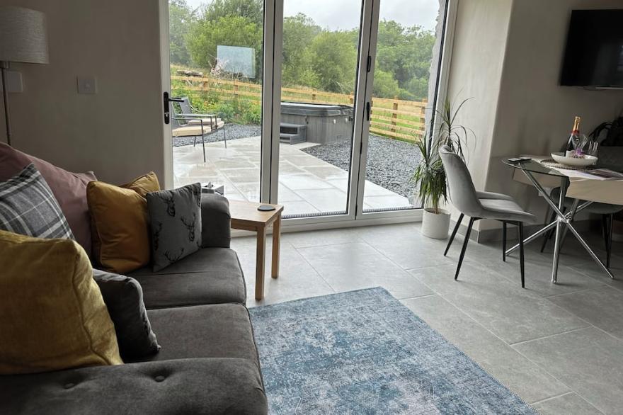 MEADOW SYKE BYRE, pet friendly, with hot tub in Bampton, Cumbria