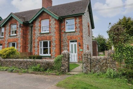 GAMEKEEPERS COTTAGE, pet friendly, with a garden in Brancaster