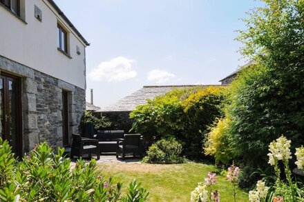 GREAT BRIGHTOR COB BARN, character holiday cottage in St Kew Highway