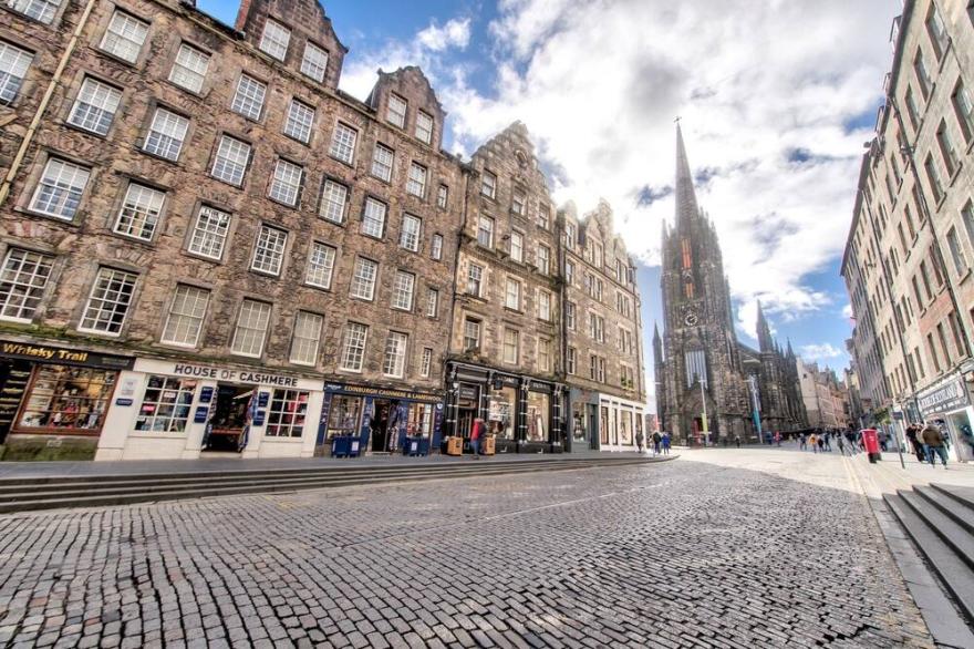 Pass The Keys | Modern 3 Bed Flat On The Historic Royal Mile