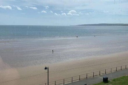 Sea View Apartment - Beautiful apartment with stunning views right across the se