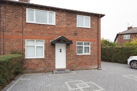 Pass the Keys | Beautiful 3 bed home near MCR airport with parking