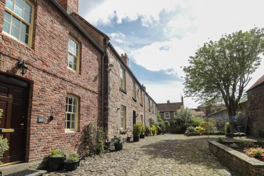 CHARTER'S COTTAGE, Romantic, With A Garden In Berwick-Upon-Tweed