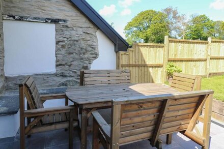 CATTLE TREE COTTAGE, pet friendly, with hot tub in Cardigan