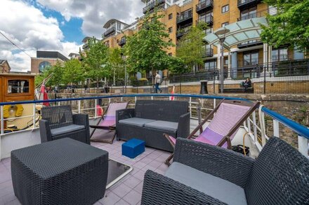 ALTIDO Graceful 2-bed Dutch barge near Tower Bridge