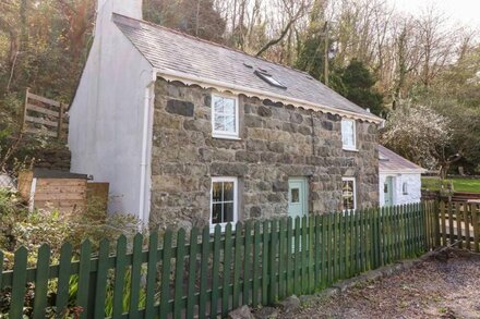 SWEETHOLME, pet friendly, country holiday cottage in Trefor