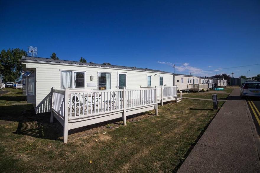 Caravan with decking and free WiFi at Seawick Holiday Park ref 27359S