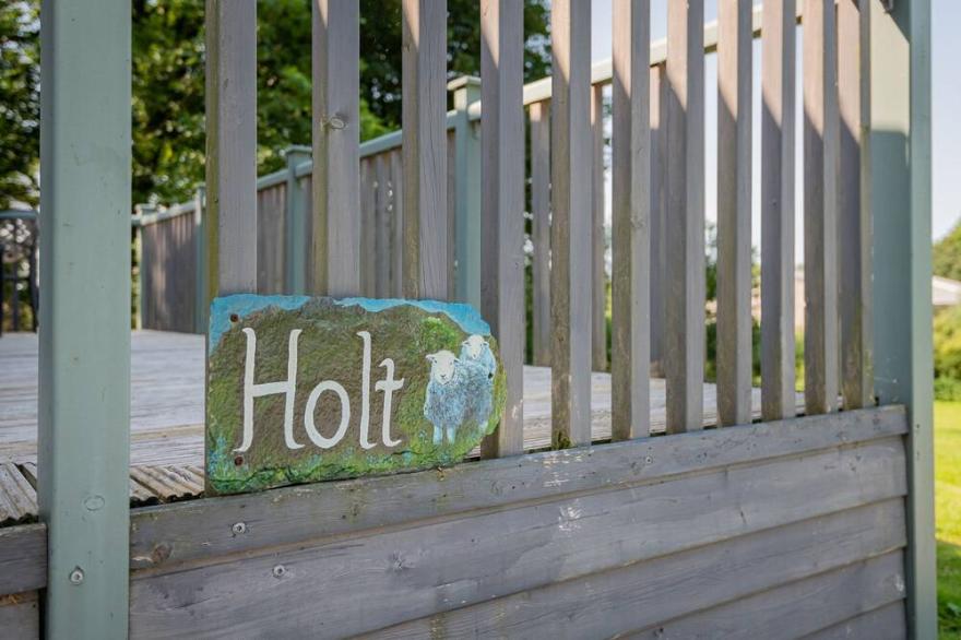 Holt Lodge - a holiday lodge that sleeps 2 with an en-suite
