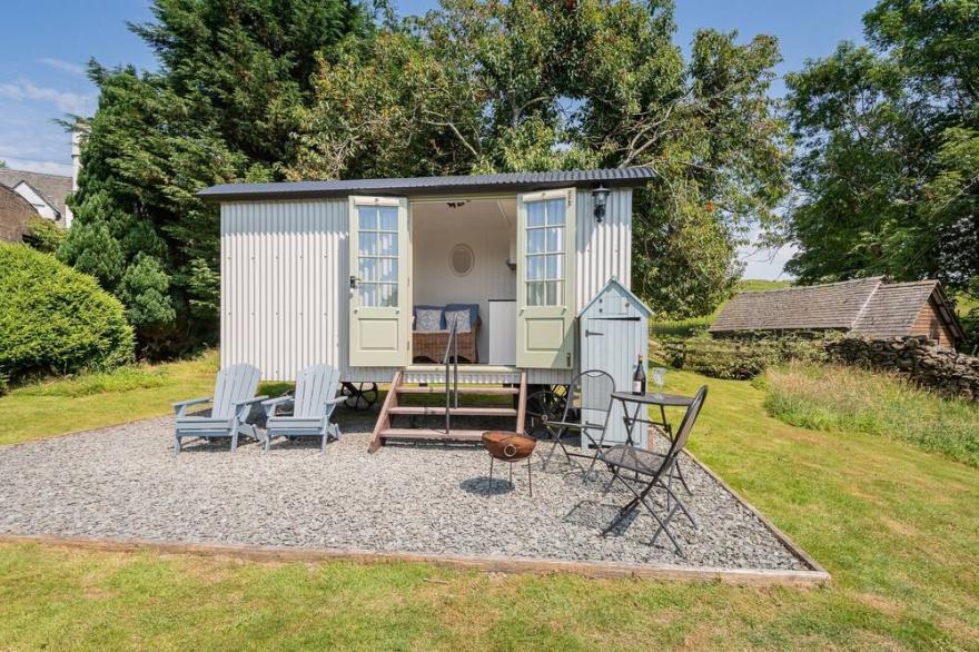 Percy - a holiday Shepherds hut that sleeps 2 with an en-suite