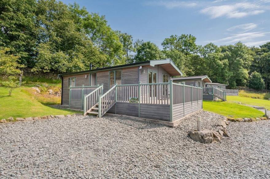 Hazel Lodge - a holiday lodge that sleeps 2 with an en-suite