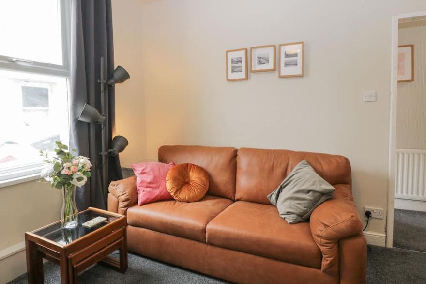 NORTH HARBOUR HOUSE, pet friendly, with hot tub in Weymouth