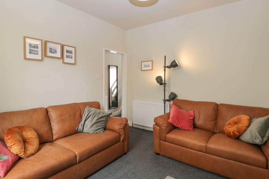 NORTH HARBOUR HOUSE, pet friendly, with hot tub in Weymouth