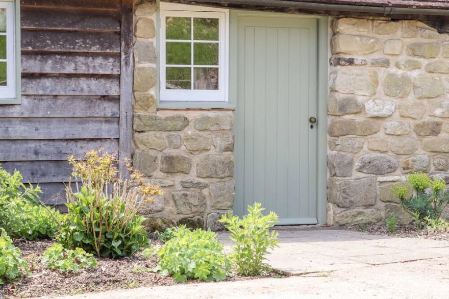 THE STONE BARN, romantic, character holiday cottage in Ticehurst