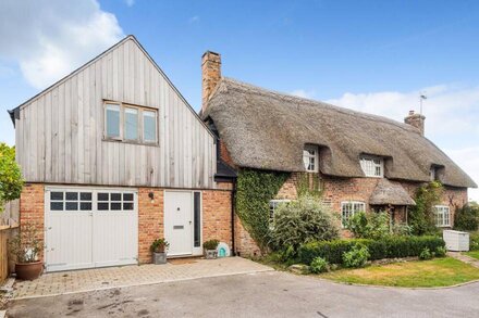 Barton Cottage beautiful Thatched Property close to Lulworth & Durdle Door