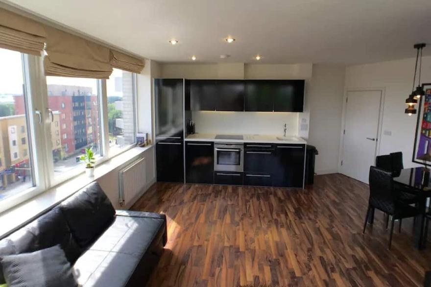 Luxury 2 Bed Penthouse Apartment Near Station