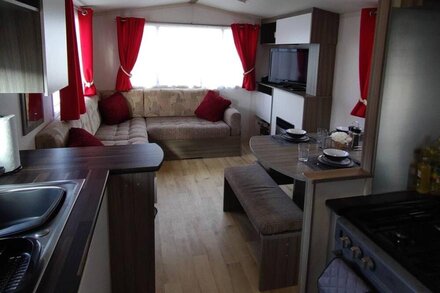 Beautiful static caravan in Lyons Robin Hood.