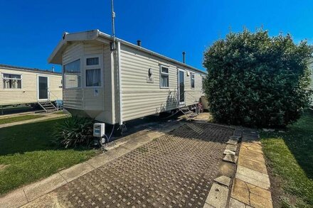 Lovely 8 berth caravan at Dovercourt, Essex ref 44006D