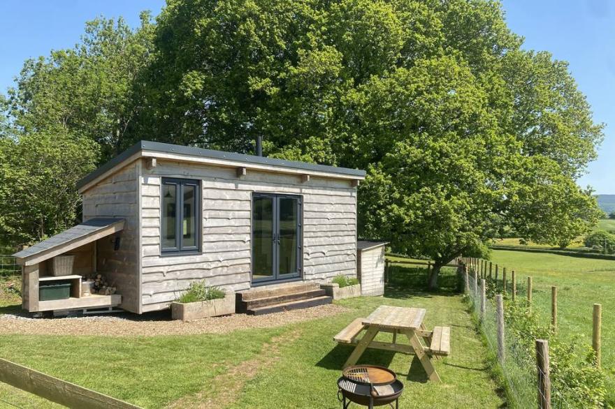 Impeccable shepherds hut sleeping up to 4 guests