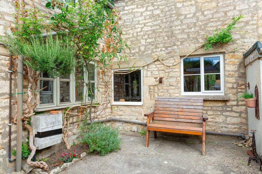 Charming Country Cottage Near Nailsworth