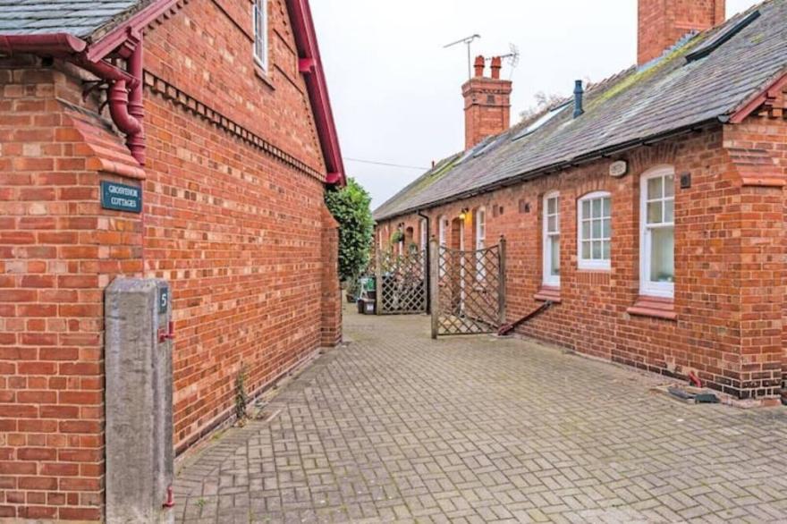 Country Charm Cottage w/ Free Parking
