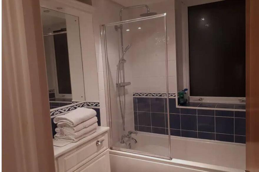 Luxury London Riverside Apartment within 3 minute walk of DLR transport network