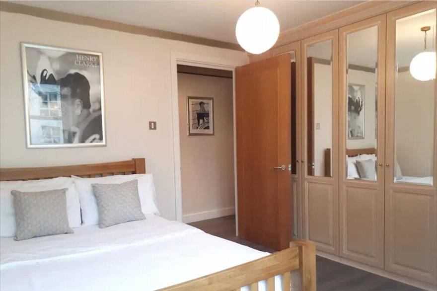 Luxury London Riverside Apartment within 3 minute walk of DLR transport network