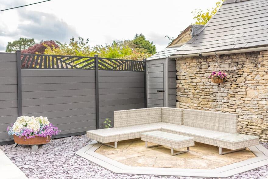 Maple Rose - 2 Bed with Garden in Minchinhampton!