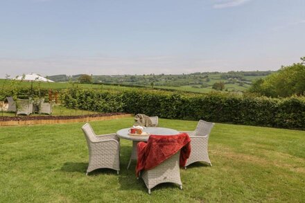 THE HAYLOFT, with hot tub in Honiton