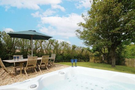 CARVANNEL COTTAGES, pet friendly, with hot tub in Portreath