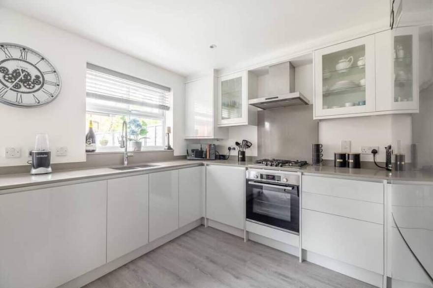 Stylish 3-Bed House in Langley | Driveway Parking!