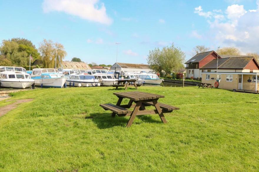 MAUD, Pet Friendly, With A Garden In Stalham