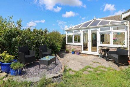 TY CARIAD, pet friendly, with a garden in St Clears