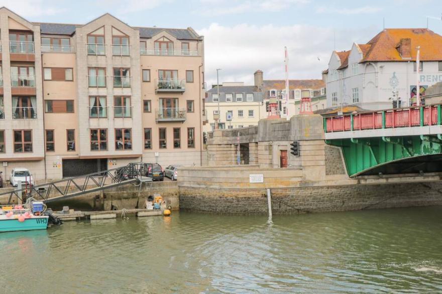 BRIDGE HOUSE, Family Friendly, Character Holiday Cottage In Weymouth