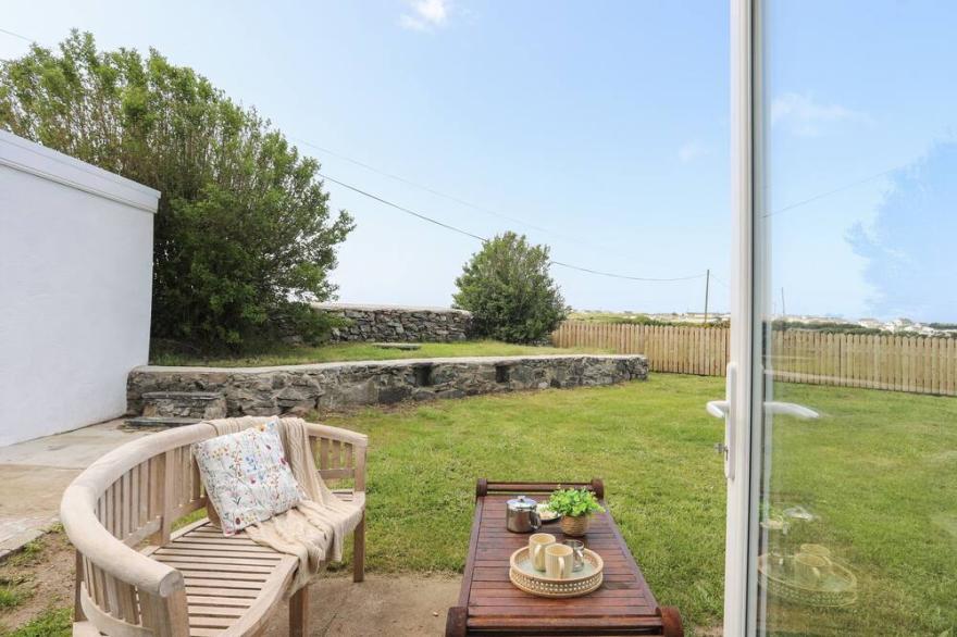 STATION HOUSE, pet friendly, character holiday cottage in Rhosneigr