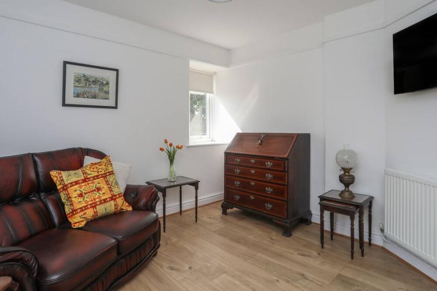 STATION HOUSE, pet friendly, character holiday cottage in Rhosneigr