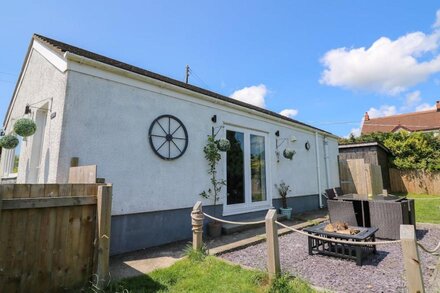 TY CWTCH, pet friendly, country holiday cottage in St Clears