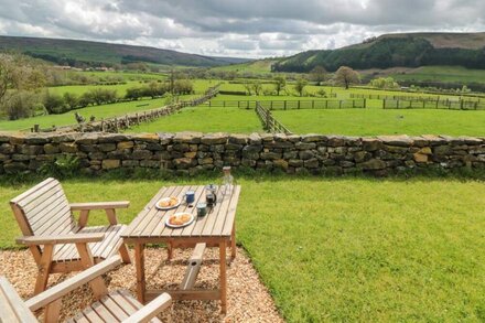 SHEEP COTE SHEPHERDS HUT, romantic, with a garden in Stokesley