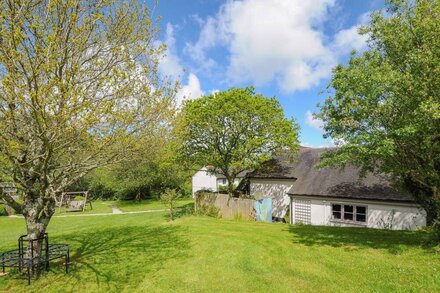 SHERWELL FARM ANNEXE, family friendly, with a garden in Drakewalls