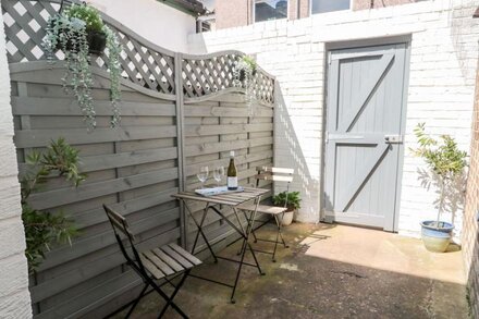 STONE'S THROW, pet friendly, country holiday cottage in Amble