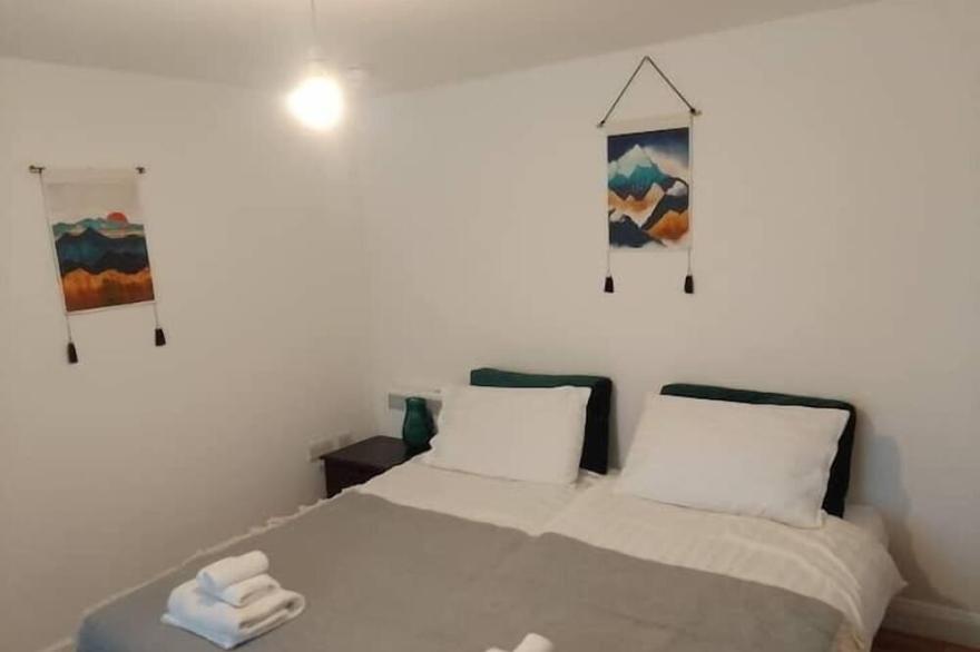 Room 1. 20 Minutes Walk To Airport