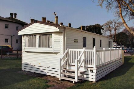 'Seascape' - pet friendly and by the beach on Sandhills Holiday Park, Mudeford